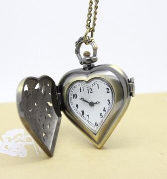 lhb_locket_heart_brass_back_open